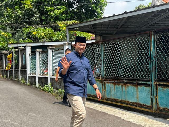Mantan Gubenur DKI Jakarta Anies Baswedan melawat ke rumah duka Arif Budimanta di Rawamangun, Jakarta Timur, Sabtu (6/9). Foto: Rayyan Farhansyah/kumparan