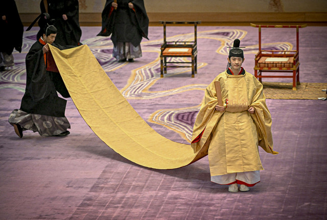 Pangeran Hisahito (kanan) dari Jepang menghadiri upacara kedewasaannya, Kakan-no-Gi, di Istana Kekaisaran Tokyo pada 6 September 2025. Foto: STR / JAPAN POOL / JIJI PRESS / AFP