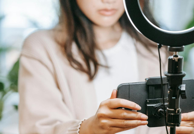 Ilustrasi profil abigail limuria - Sumber: pexels.com/@sasha-kim