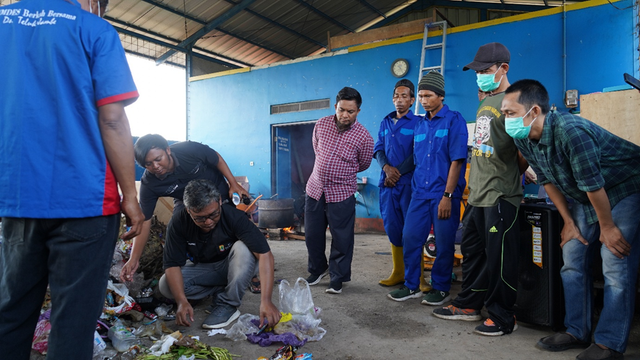 Peserta pelatihan menyimak dengan antusias materi pengelolaan sampah berbasis ekonomi sirkular di TPS3R Berkah Bersama, Karawang. | Foto: Dok. Pribadi