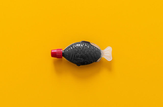 Ilustrasi kecap asin dengan botol plastik berbentuk ikan. Foto: Stephen Plaster/Shutterstock