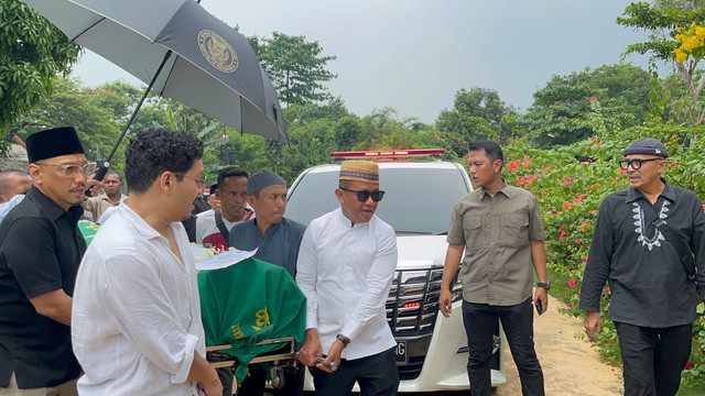Ipang Wahid dan Bahlil mengangkat keranda Arif Budimanta di TPU Layur, Jakarta Timur, Sabtu (6/9). Foto: Rayyan Farhansyah/kumparan