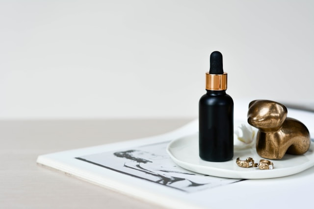Serum yang Mengandung Salicylic Acid. Foto hanya ilustrasi. Sumber foto: Unsplash/Content Pixie