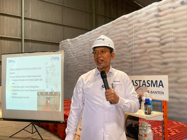 Direktur Utama Perum Bulog Ahmad Rizal Ramdhani saat mengunjungi Gudang Bulog di Kanwil Jakarta-Banten, Jakarta Timur, Sabtu (6/9/2025). Foto: Najma Ramadhanya/kumparan