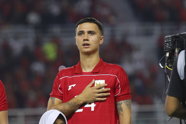 Pemain Timnas Indonesia Eliano Reijnders menyanyikan lagu Indonesia Raya sebelum laga melawan Timnas Taiwan pada pertandingan FIFA Matchday di Stadion Gelora Bung Tomo, Surabaya, Jumat (5/9/2025). Foto: Imam Santoso/kumparan