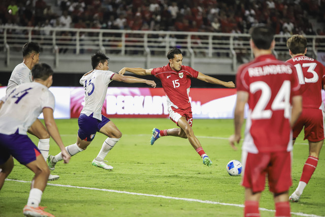 Pesepak bola Timnas Indonesia Miliano Jonathans (kanan) bersiap menendang bola dengan berusaha diadang pesepak bola Timnas Taiwan Huang Tzu Ming (kiri) dalam FIFA Matchday di Stadion Gelora Bung Tomo, Surabaya, Jawa Timur, Jumat (5/9/2025). Foto: Rizal Hanafi/ANTARA FOTO