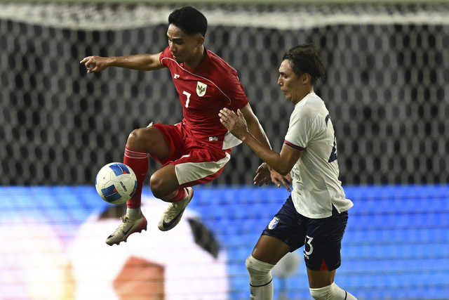 Pesepak bola Timnas Indonesia Marselino Ferdinan (kiri) menjemput bola di udara dibayangi pesepak bola Timnas Taiwan Wei Pe Lun dalam FIFA Matchday di Stadion Gelora Bung Tomo, Surabaya, Jawa Timur, Jumat (5/9/2025). Foto: Sigid Kurniawan/ANTARA FOTO