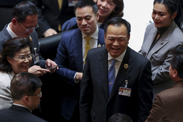 Pemimpin Partai Bhumjaithai, Anutin Charnvirakul saat para anggota parlemen memilih perdana menteri Thailand di ruang sidang parlemen di Bangkok, Thailand, Jumat (5/9/2025). Foto: Chalinee Thirasupa/Reuters
