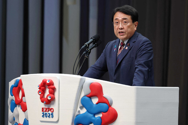 Menteri revitalisasi ekonomi Jepang dan kepala negosiator dalam pembicaraan tarif perdagangan, Ryosei Akazawa, berbicara saat dia menghadiri upacara untuk menandai hari nasional Amerika Serikat di Osaka Expo di kota Osaka pada 19 Juli 2025. dok: STR / JIJI Press / AFP