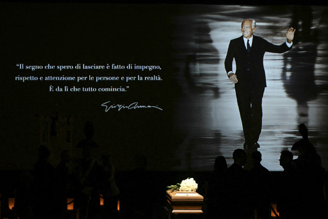 Sejumlah warga antre untuk melihat peti mati desainer mode Italia Giorgio Armani yang disemayamkan selama dua hari di Teater Armani, Milan, Italia, Sabtu (6/9/2025). Foto: Stefano Rellandini/AFP