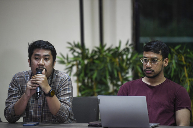 Direktur LBH Jakarta Fadhil Alfathan (kiri) bersama Tim Advokasi untuk Demokrasi Ma'ruf Bajammal (kanan) menyampaikan keterangan saat konferensi pers di Gedung YLBHI, Jakarta, Sabtu (6/9/2025). Foto: Asprilla Dwi Adha/ANTARA FOTO