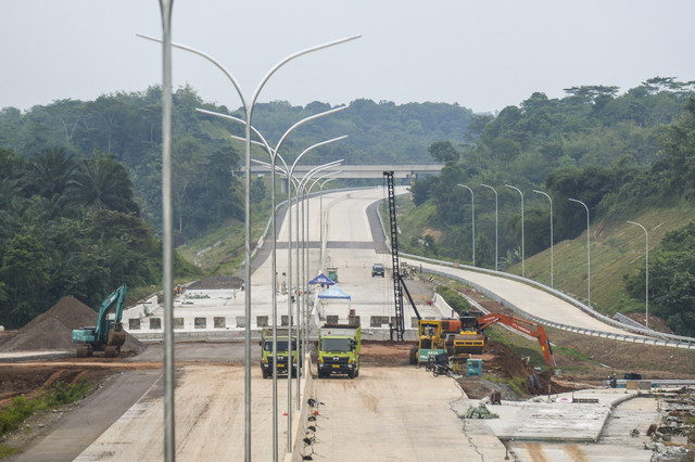Pekerja mengoperasikan ekskavator untuk mengeruk tanah di kawasan pembangunan Tol Serang-Panimbang seksi II, Cikulur, Lebak, Banten, Sabtu (6/9/2025). Foto: Muhammad Bagus Khoirunas/ANTARA FOTO