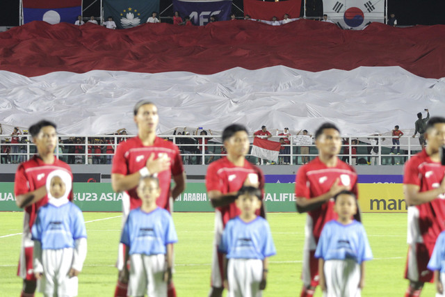 Suporter Timnas U-23 Indonesia membentangkan bendera Merah Putih saat pertandingan melawan Timnas U-23 Makau dalam kualifikasi Grup J Piala Asia U-23 2026 di Stadion Gelora Delta Sidoarjo, Jawa Timur, Sabtu (6/9/2025). Foto: Umarul Faruq/ANTARA FOTO