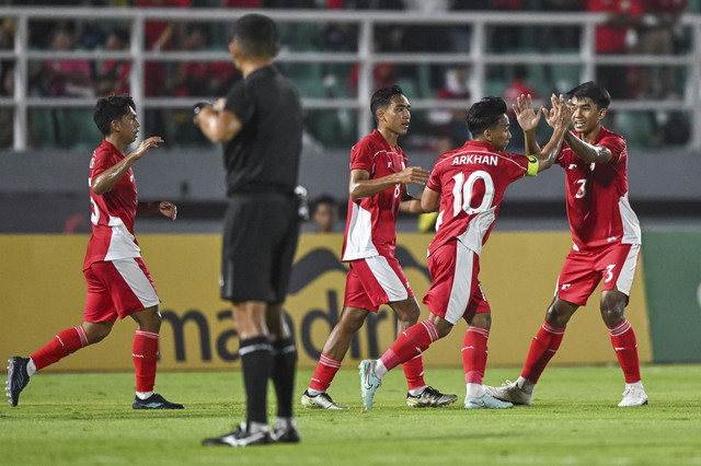 Pesepak bola Timnas U-23 Indonesia Arkhan Fikri (kedua kanan) berselebrasi dengan rekan-rekannya usai membobol gawang Timnas U-23 Makau dalam kualifikasi Grup J Piala Asia U-23 2026 di Stadion Gelora Delta Sidoarjo, Jawa Timur, Sabtu (6/9/2025). Foto: Sigid Kurniawan/ANTARA FOTO