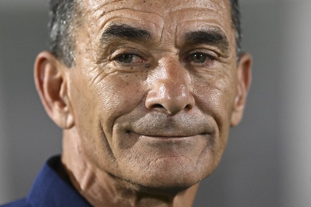 Pelatih Timnas U-23 Indonesia Gerald Vanenburg tersenyum sebelum pertandingan kualifikasi Grup J Piala Asia U-23 2026 antara Timnas U-23 Indonesia melawan Timnas U-23 Makau dimulai di Stadion Gelora Delta Sidoarjo, Jawa Timur, Sabtu (6/9/2025). Foto: Sigid Kurniawan/ANTARA FOTO