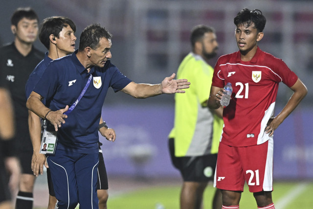 Pelatih Timnas U-23 Indonesia Gerald Vanenburg memberikan instruksi kepada pesepak bola Ricky Pratama saat melawan Timnas U-23 Makau dalam kualifikasi Grup J Piala Asia U-23 2026 di Stadion Gelora Delta Sidoarjo, Jawa Timur, Sabtu (6/9/2025). Foto: Sigid Kurniawan/ANTARA FOTO