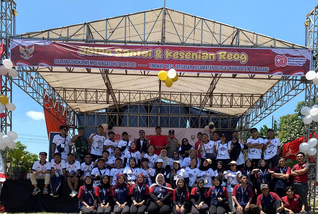 Panitia Karang Taruna, perangkat desa bersama Mahasiswa UPGRIS pasca kegiatan jalan santai Foto: Tim Karang Taruna