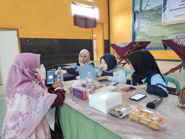 Proses pendampingan pembuatan sertifikasi halal oleh Tim KKN (Sumber : pribadi)