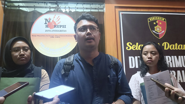 Ketua Bidang Advokasi YLBHI-LBH Bali Ignatius Rhadite di Polda Bali. Foto: Denita BR Matondang/kumparan