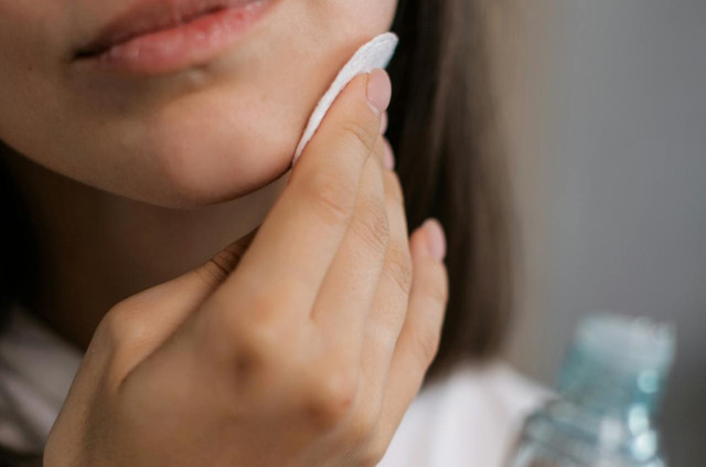 Ilustrasi toner untuk mencerahkan wajah - Sumber: pexels.com/@a-darmel