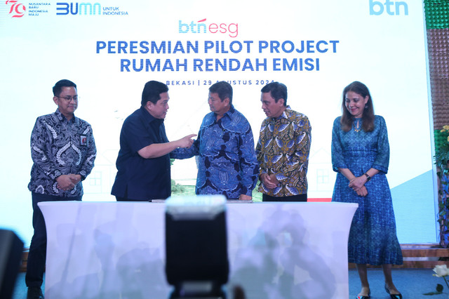 Peresmian pilot project rumah rendah emisi dilakukan di Perumahan Mutiara Gading City, Bekasi pada 29 Agustus 2024, melibatkan Direktur Utama Bank Tabungan Negara (BTN) Nixon LP Napitupulu, Menteri BUMN Erick Thohir, dan Ketua Satgas Perumahan Presiden terpilih Prabowo Subianto, serta disaksikan oleh perwakilan Kementerian PUPR dan PBB. Foto/Ilustrasi: Dokumentasi Bank BTN