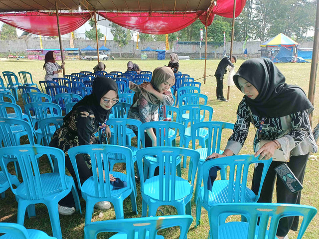 Mahasiswa KKN UPGRIS Membantu Membersihkan Kursi di Lapangan Kertanegara, Kelurahan Ngempon, Kecamatan Bergas, Kabupaten Semarang (8/9/2025) Foto: Agastya Rajasya Putra Mahyawi/KKN Tematik UPGRIS Ngempon 2025