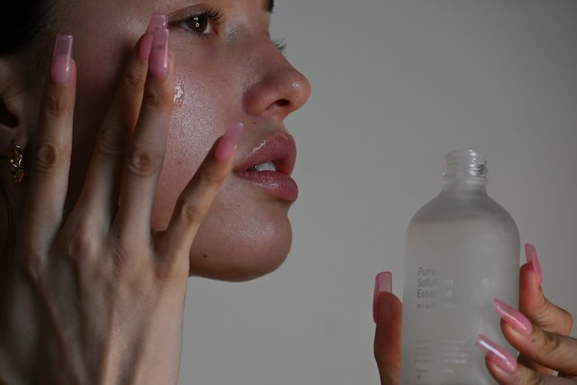 Ilustrasi Skincare yang Mengandung Hyaluronic Acid. Sumber: Unsplash/LauraJaeger