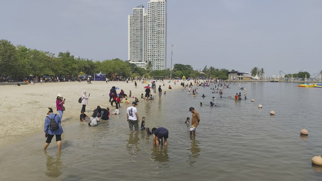 Suasana di kawasan Pantai Ancol, Minggu (7/9/2025). Foto: Jonathan Devin/kumparan
