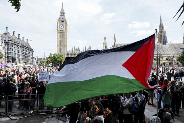 Bendera Palestina berkibar saat para demonstran menghadiri demonstrasi untuk menentang larangan pemerintah Inggris atas "Aksi Palestina" berdasarkan undang-undang antiterorisme, di Parliament Square, London, Inggris, Sabtu (6/9/2025). Foto: Carlos Jasso/REUTERS
