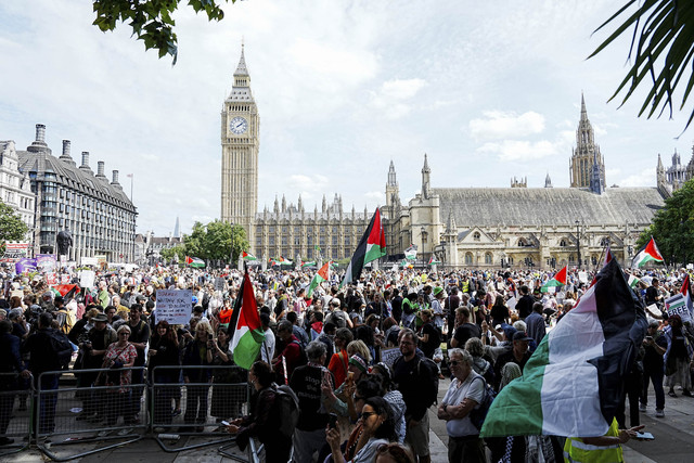 Para demonstran menghadiri demonstrasi untuk menentang larangan pemerintah Inggris atas "Aksi Palestina" berdasarkan undang-undang antiterorisme, di Parliament Square, London, Inggris, Sabtu (6/9/2025). Foto: Carlos Jasso/REUTERS