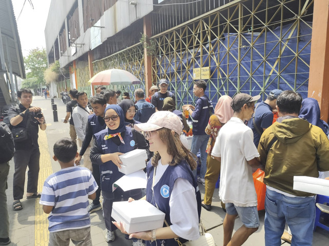 Relawan membagikan nasi kotak kepada warga di sekitar Halte TransJakarta Senen Toyota Rangga pada Minggu (7/9/2025). Foto: Luthfi Humam/kumparan