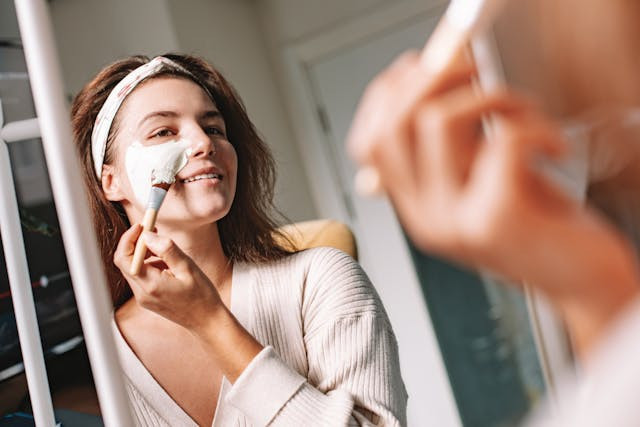 ilustrasi masker untuk memutihkan wajah dan glowing - foto:pexels/ROMAN-ODINTSOV