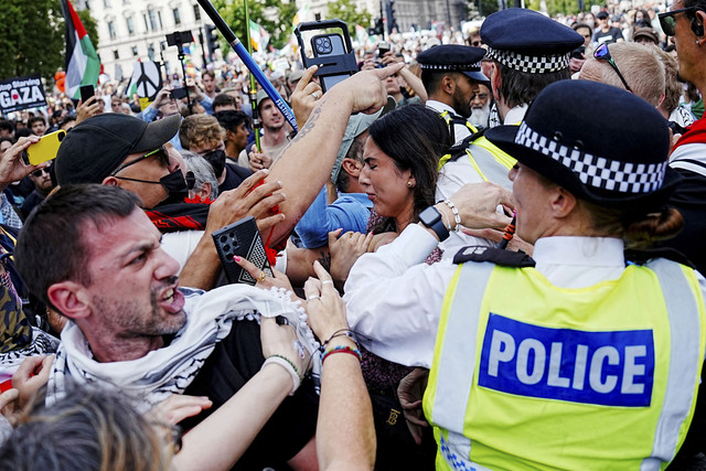 Petugas polisi berjaga-jaga saat para demonstran menghadiri demonstrasi untuk menentang larangan pemerintah Inggris atas "Aksi Palestina" berdasarkan undang-undang antiterorisme, di Parliament Square, London, Inggris, Sabtu (6/9/2025). Foto: Carlos Jasso/REUTERS