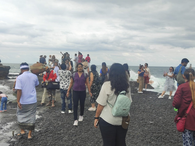 Suasana wisatawan mengunjungi Tanah Lot saat libur Maulid Nabi 1447 Hijriah. Foto: Dok. DTW Tanah Lot