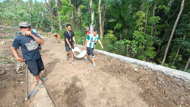 Suasana kerja bakti mahasiswa KKN kelompok 31 bersama warga dusun begajah Foto: Moh. Habil Asshidiqi