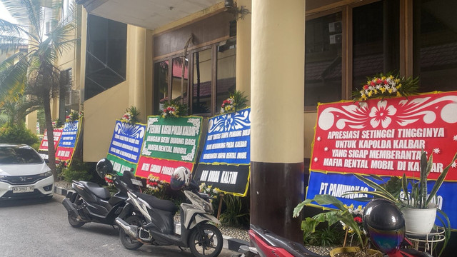 Karangan bunga yang dikirim oleh puluhan pengusaha rental mobil yang ada di Kalbar maupun di luar Kalbar. Foto: Istimewa.