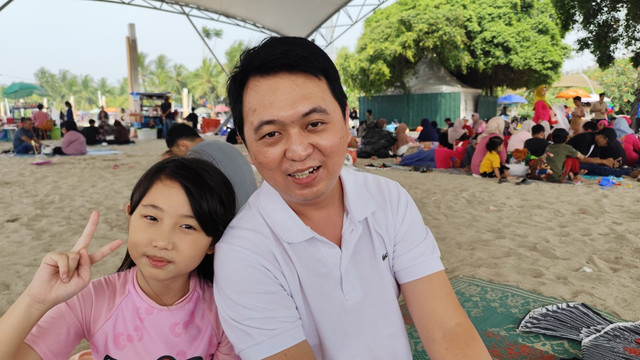Wedi, warga Jakarta yang berlibur ke Pantai Ancol, Minggu (7/9/2025). Foto: Jonathan Devin/kumparan