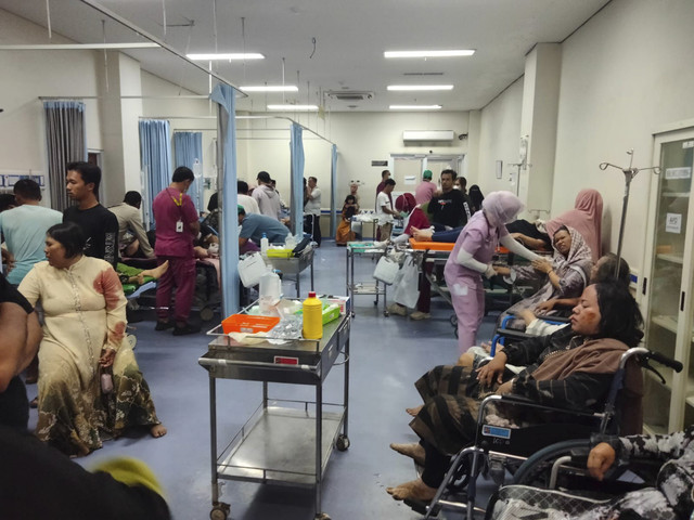 Sejumlah korban yang tertimpa bangunan roboh di Desa Sukamakmur, Kecamatan Ciomas, Kabupaten Bogor, Jawa Barat, pada Minggu (7/9/2025). Foto: Dok. BPBD Bogor