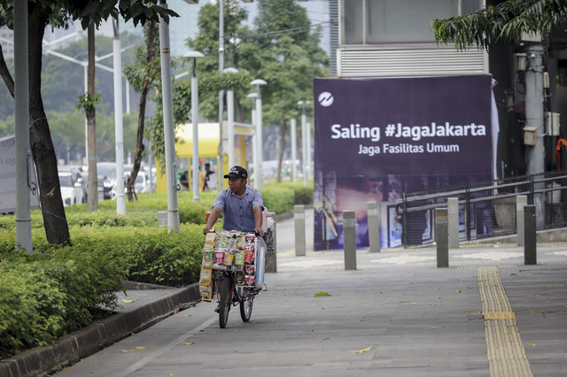 Pedagang kopi keliling berjualan di kawasan Halte Bundaran Senayan, Jakarta, Minggu (7/9/2025). Foto: Jamal Ramadhan/kumparan