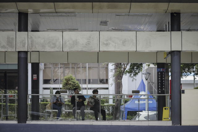 Penumpang menunggu Bus TransJakarta di Halte Bundaran Senayan, Jakarta, Minggu (7/9/2025). Foto: Jamal Ramadhan/kumparan