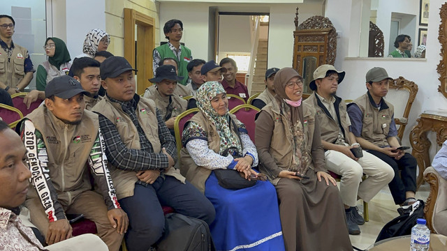 Dosen Fikon Unpad, Maimon Herawati saat pelatihan bersama para relawan ke Gaza. Foto: Dok. Maimon Herawati