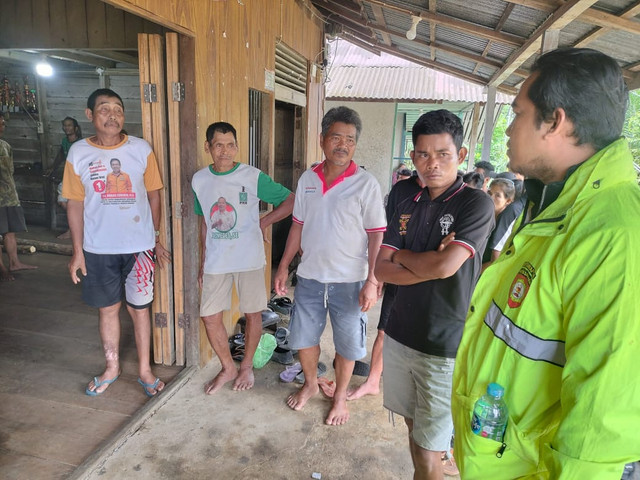 Polisi koordinasi dengan masyarakat Sunsong usai ibu dan anak meninggal dunia. Foto: Dok. Polres Sekadau