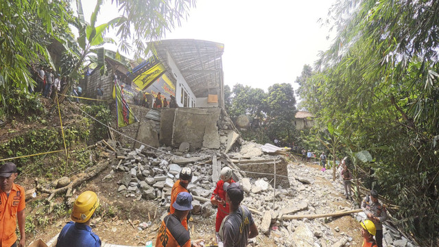 Bangunan ambruk di Ciomas Bogor. Foto: Dok. BPBD Bogor