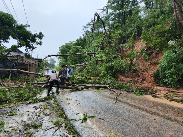 Polsek Limau bersama warga setempat melakukan gotong royong membersihkan material | Foto : Dok. Humas Polres Tanggamus