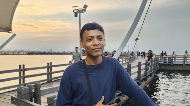 Ahmad, warga Jakarta Timur berlibur ke Pantai Ancol, Minggu (7/9/2025). Foto: Jonathan Devin/kumparan