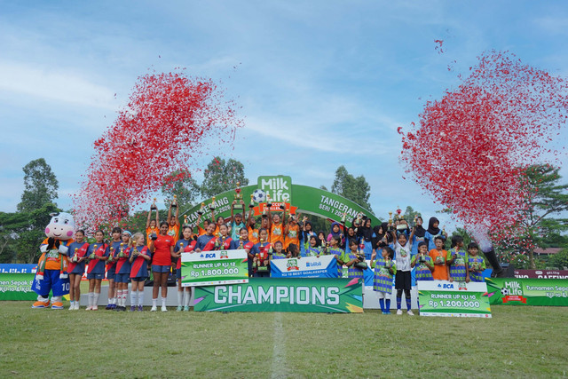 Para pemenang MilkLife Soccer Challenge Tangerang Seri 1 2025 - 2026. Foto: MilkLife Soccer