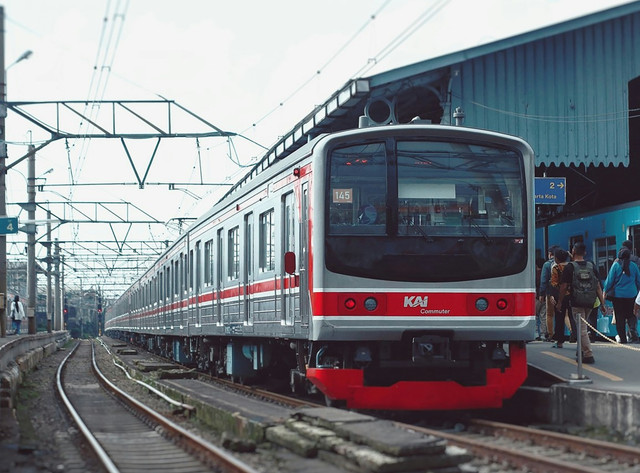 Jadwal KRL Solo-Jogja September 2025. Foto hanya ilustrasi, bukan tempat yang sebenarnya. Sumber: Unsplash/Faisal Hanafi