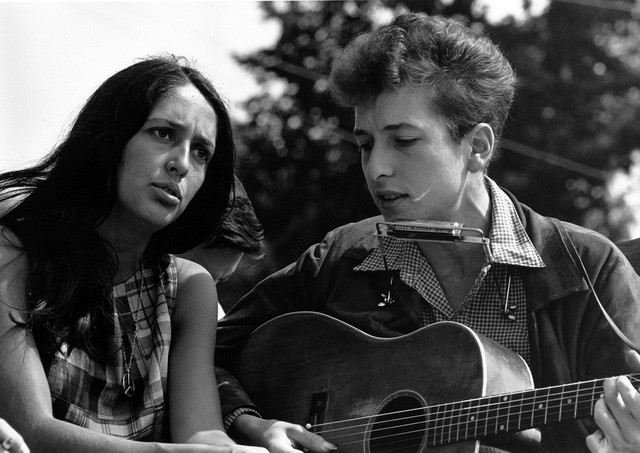 Bob Dylan and Joan Baez sing together. Foto: Unsplash.