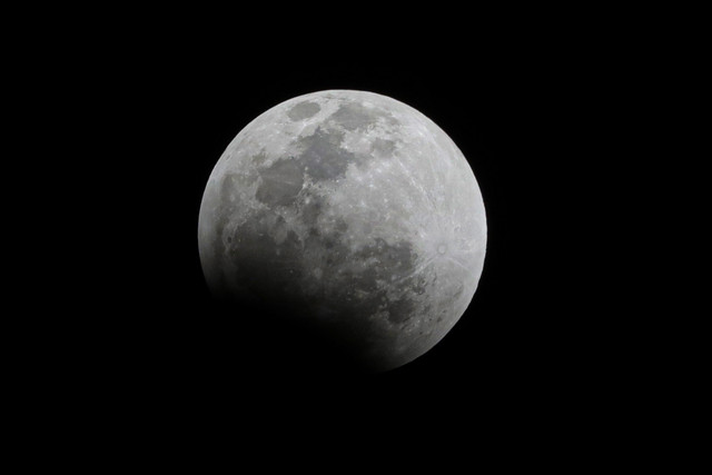 Fenomena alam gerhana bulan terlihat di langit Jakarta pada Senin (8/9) dini hari. Foto: Aditia Noviansyah/kumparan