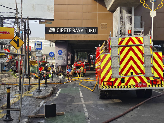 Sejumlah mobil pemadam terparkir di kawasan Jalan Cipete, Jakarta Selatan, Senin (8/9/2025). Foto: Syawal Febrian Darisman/kumparan